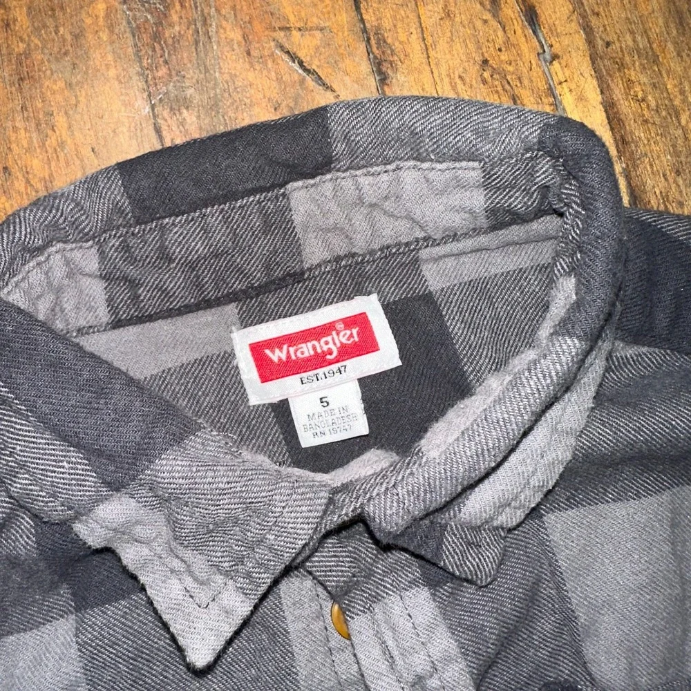 Wrangler Button Up Shirt Boys‎ Sz 5 Gray Black Plaid Cotton Long Sleeve Collared